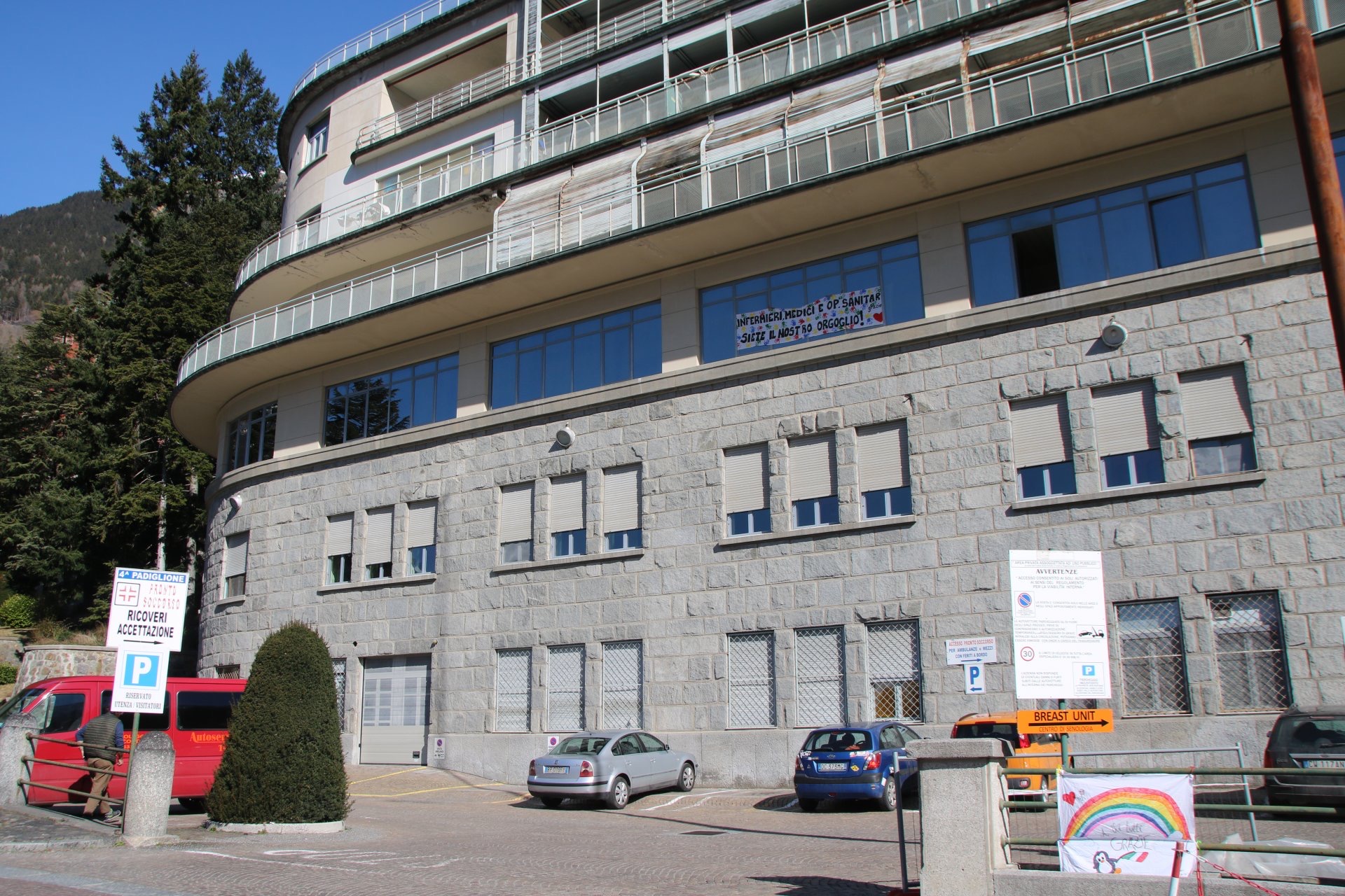 I sacerdoti valtellinesi al fianco dell'ospedale Morelli: raccolti 50 mila euro